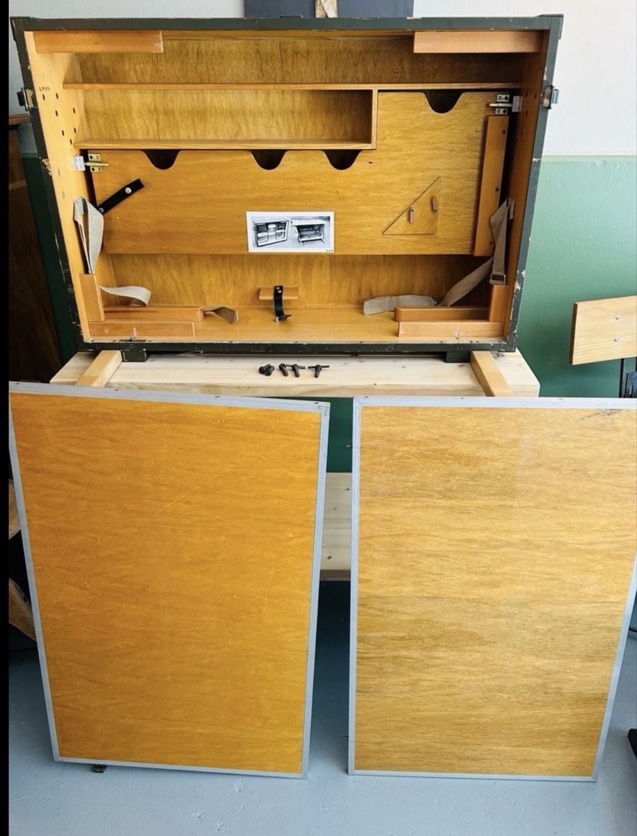 Transportkisten: Originale Schweizer Armee Bürokiste Feldbüro Klapptisch  – Gebraucht aus Basel von good_forms