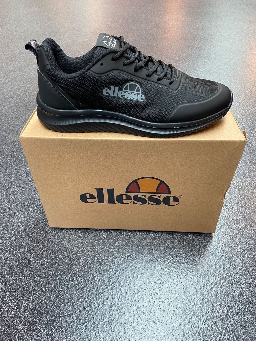Ellesse Herrenschuhe: ELLESSE  MEN      GRÖSSE 43       INNENSOHLE  27.1 CM – Neu und originalverpackt aus Zürich von LIQUIDATOR.CP