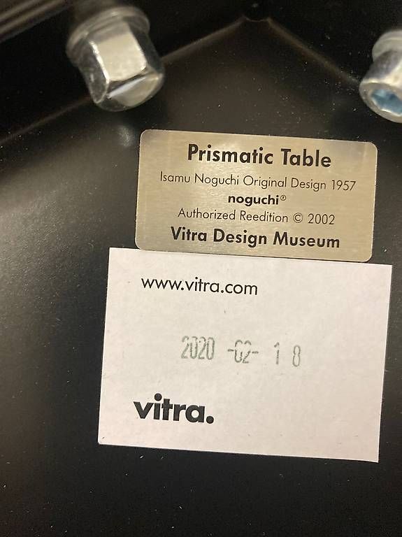 Comodini: Original Vitra Noguchi Prismatic Table  Designklassiker – Usato da Urdorf venduto da Kuoni2002 2