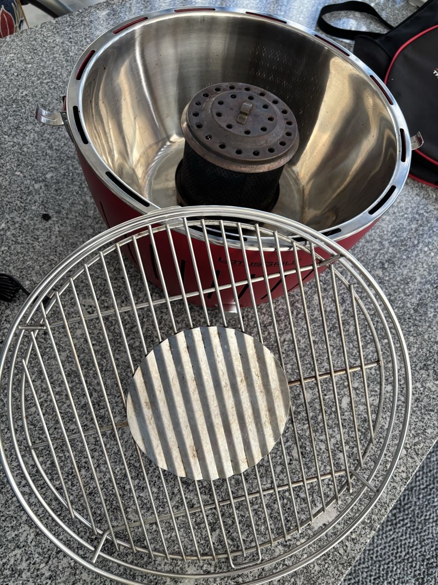 Grills: Lotus Holzkohlegrill – Gebraucht aus Büron von Singer19 5