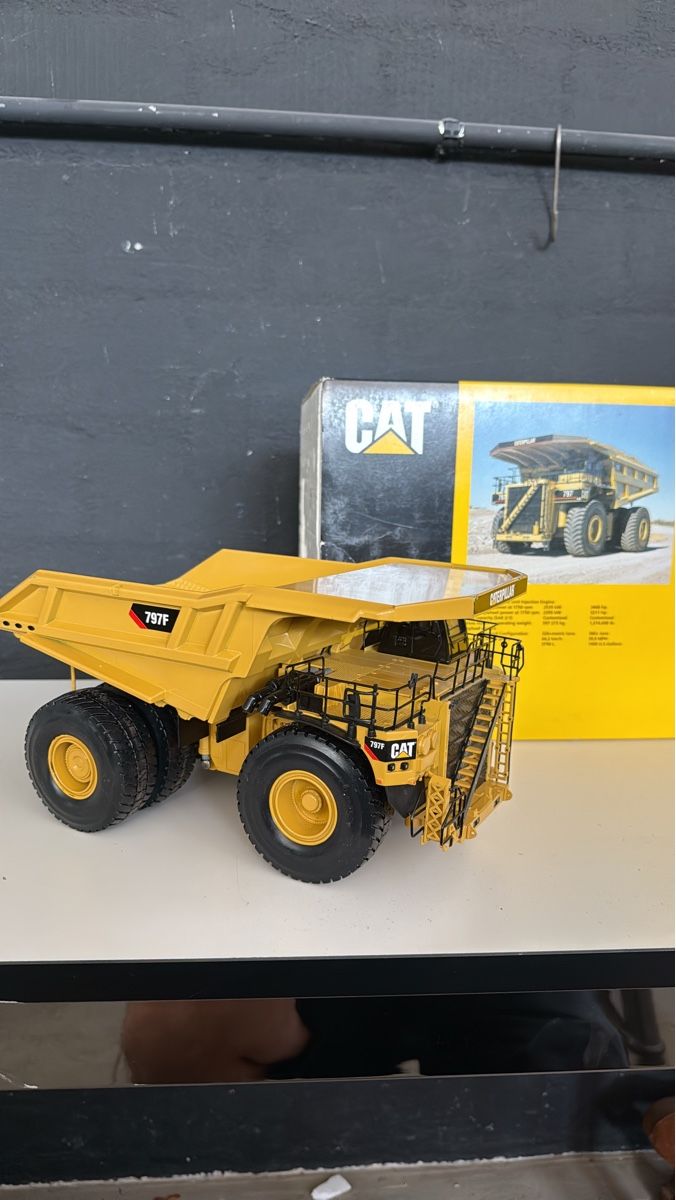 Kit di modellismo & Modellini statici: CAT 797F Muldenkipper Modell neuwertig – Usato da Näfels venduto da Meelis