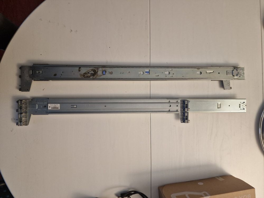 Server Rack Rails / Serverschrank-Schienen Paar (Gebraucht) in Zürich ...