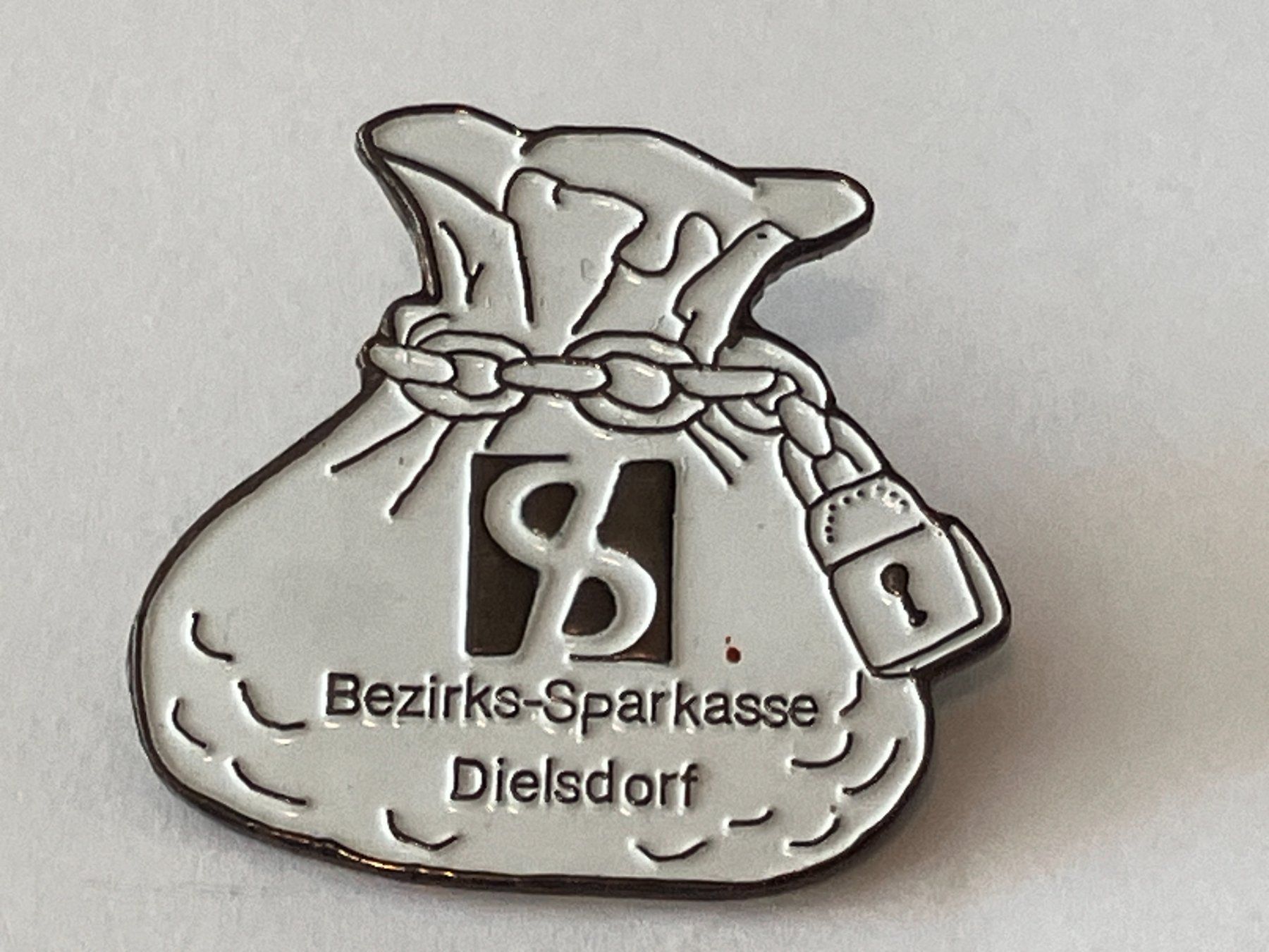 Placchette & Badge: 1 Pin Bezirks Sparkasse Dielsdorf – Usato da Basel venduto da djwwpp