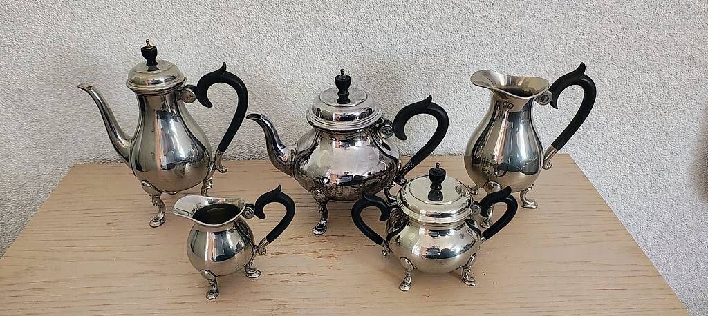 Set di piatti: 5-teiliges Kaffee- und Teeservice, versilbert – Usato da Bülach venduto da Surbetone