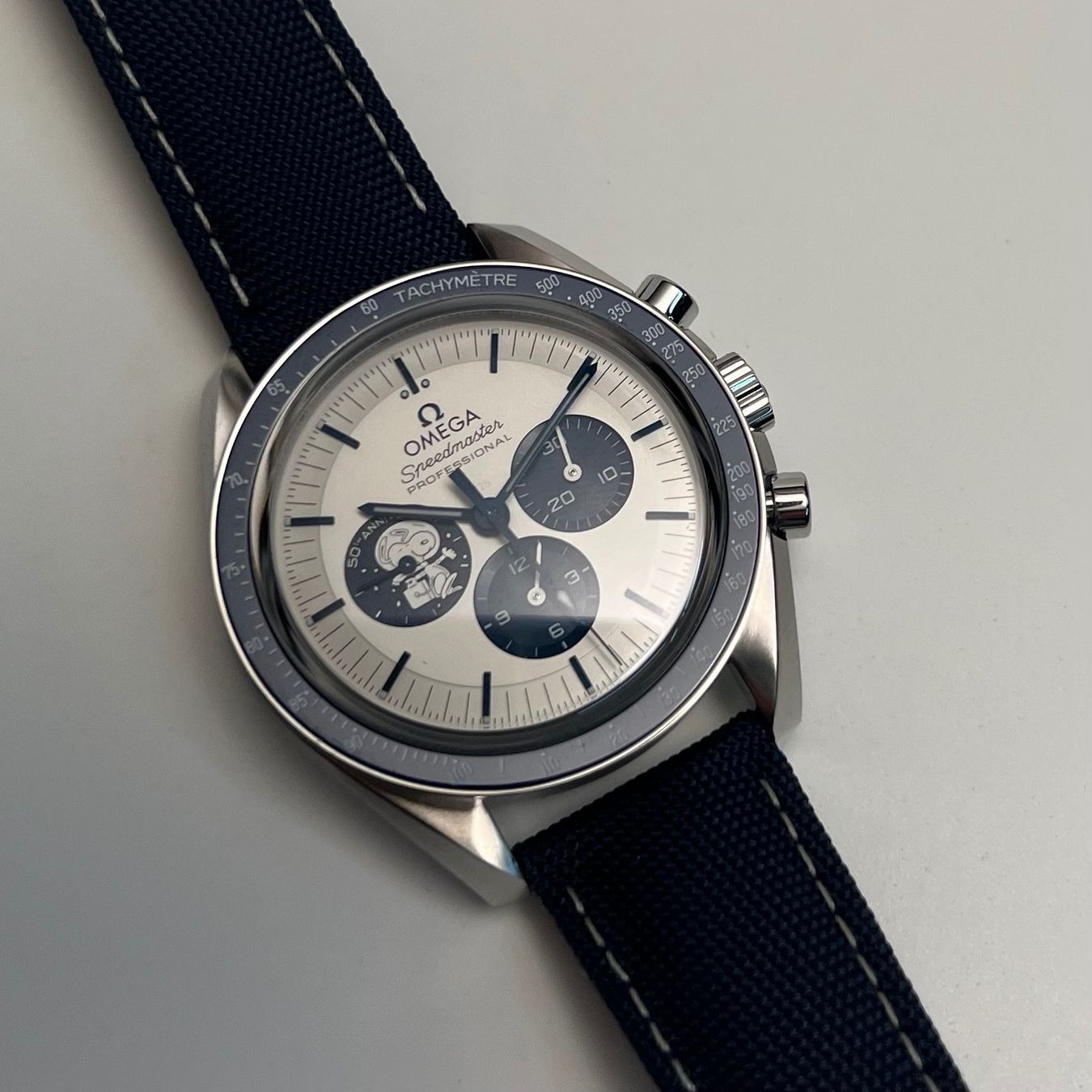 Omega Orologi: Omega Speedmaster Snoopy 50 ans – Nuovo e nell'imballaggio originale da Grand-Lancy venduto da Zephyr.26 3