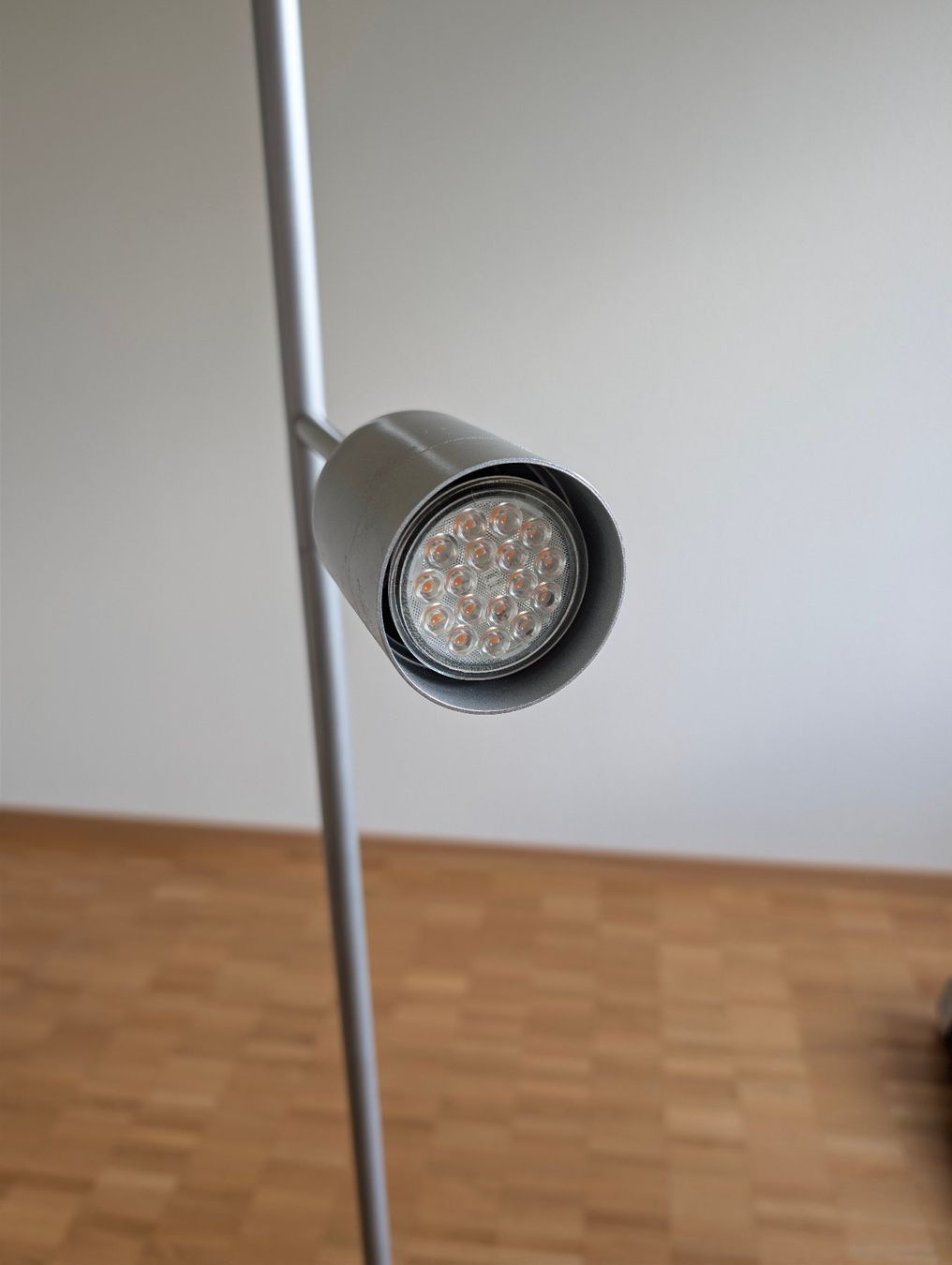 Ikea Lampade: IKEA HEKTOGRAM Deckenfluter mit Leseleuchte – Usato da Winterthur venduto da viktor_f 4