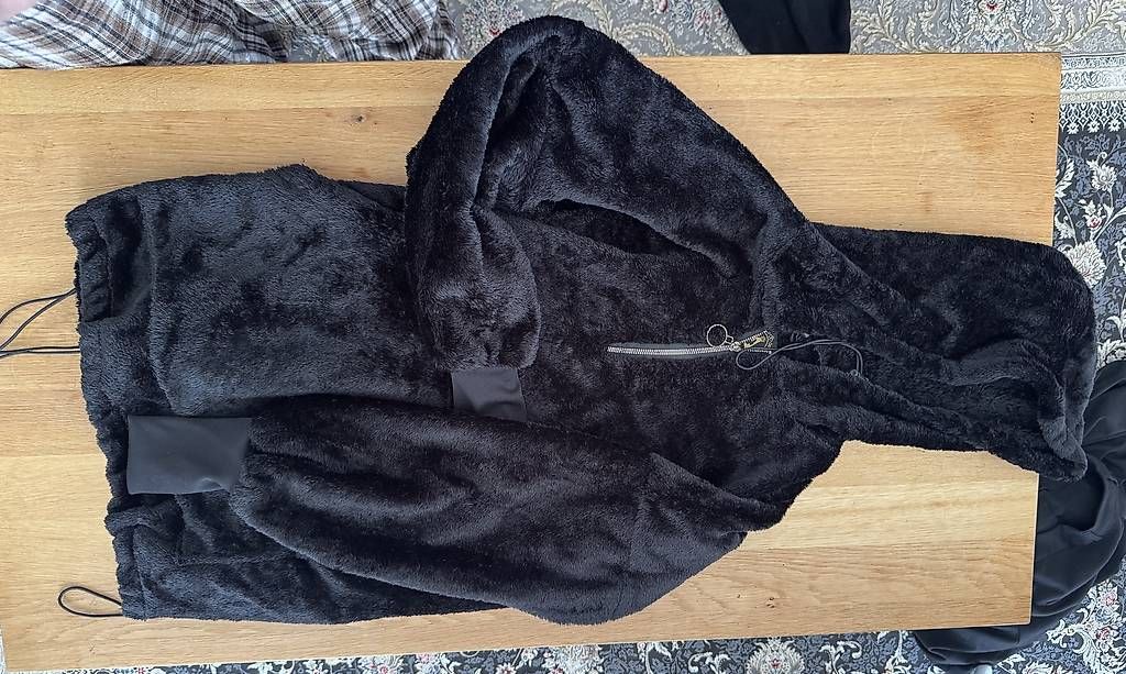Pullover & Sweatshirts: Hoodie  – Gebraucht aus St. Gallen von sho_xzw7