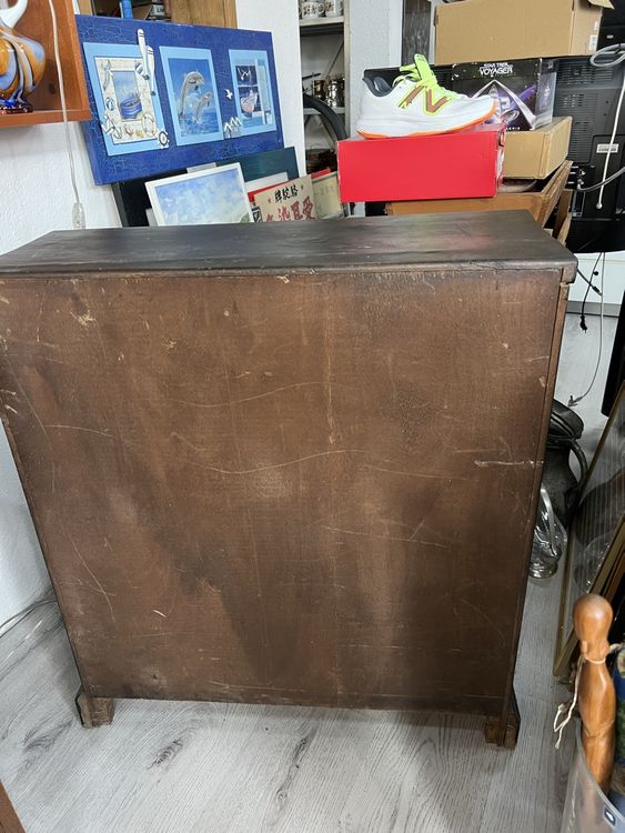 Antiker Holzschrank mit Schnitzereien 4