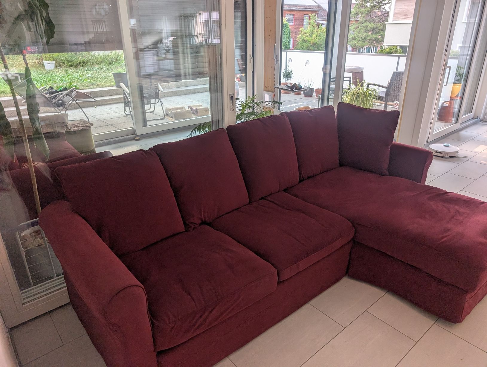 Ikea Divani: Sofa set burgundy 2-seater and corner sofa very comfortable. – Usato da Binningen venduto da cor_qgz7 3