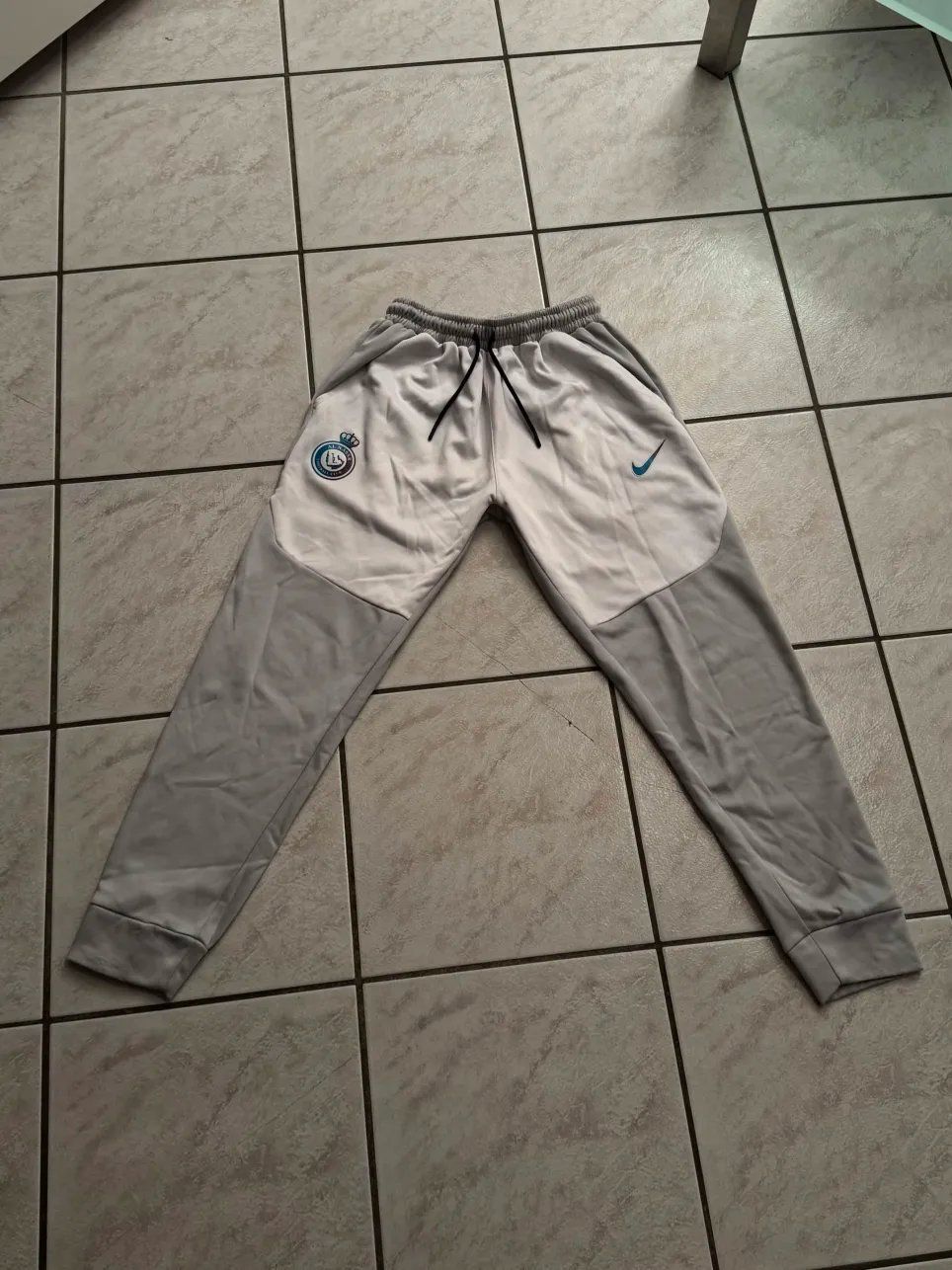 Nike Lotti di vestiti: CR7 Al Nassr Nike Tech Trainingsanzug – Nuovo (secondo la descrizione) da Mellingen venduto da simon8807 3