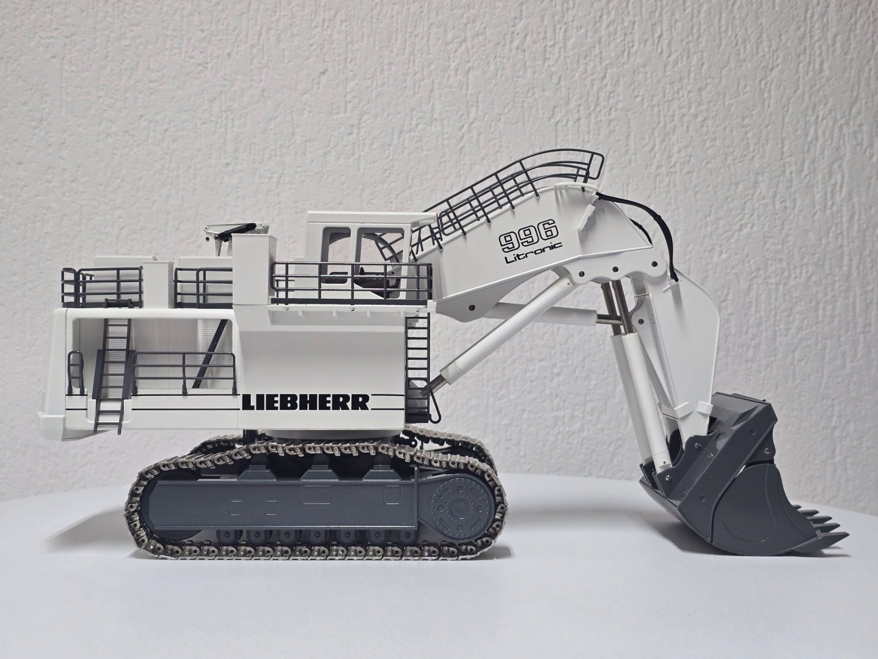 Conrad Modellini d'auto: Conrad 2811, Liebherr 996, weiss, Schaufelbagger, Vitrine – Nuovo (secondo la descrizione) da Kloten venduto da Nicola2 6
