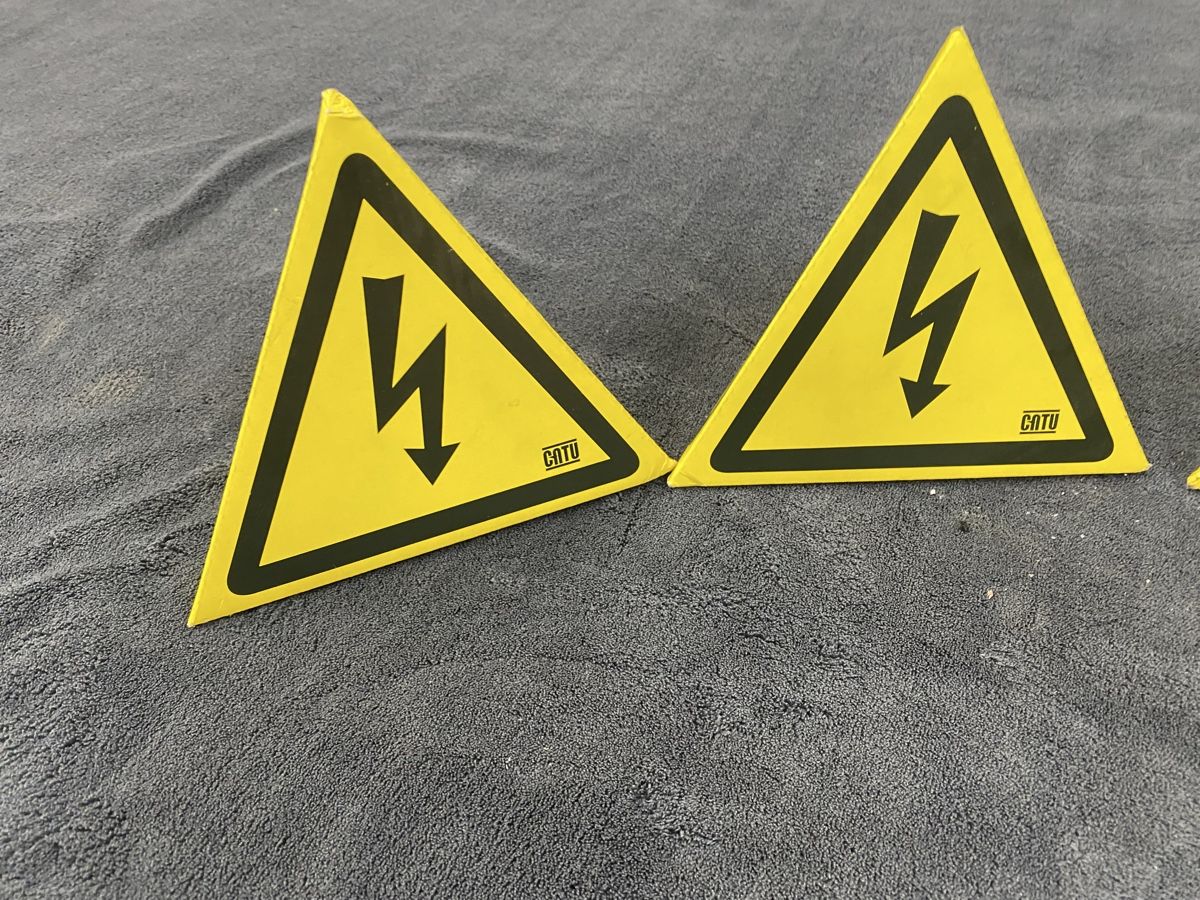Insegne: Warnpyramiden für Hochspannung magnetisch – Usato da Hägglingen venduto da Karin0802 2