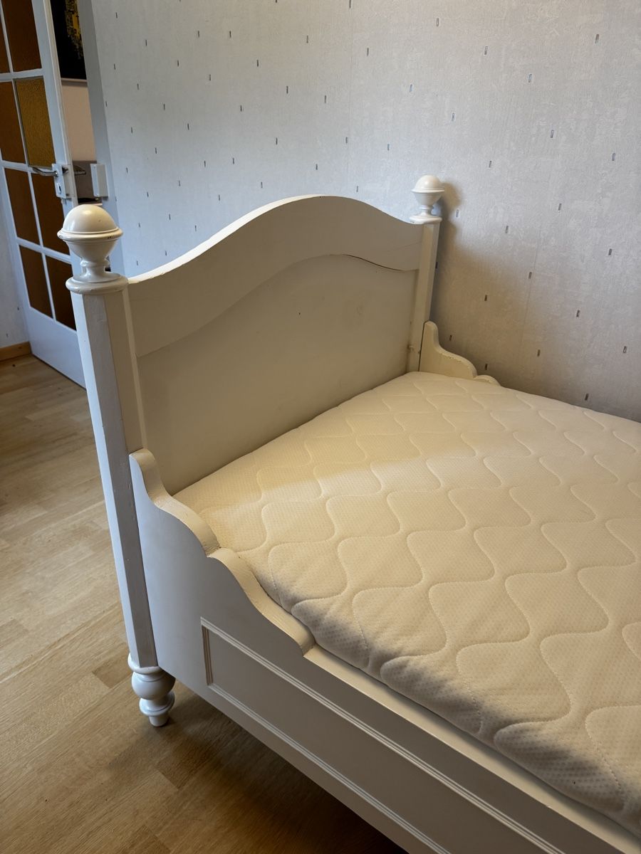 Betten: Wunderschönes Einzelbett im Landhausstil – Gebraucht aus Büren zum Hof von Glausersimon 2