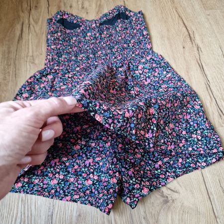 Sommerlicher Playsuit/Romper mit Blumenmuster, Grösse S!