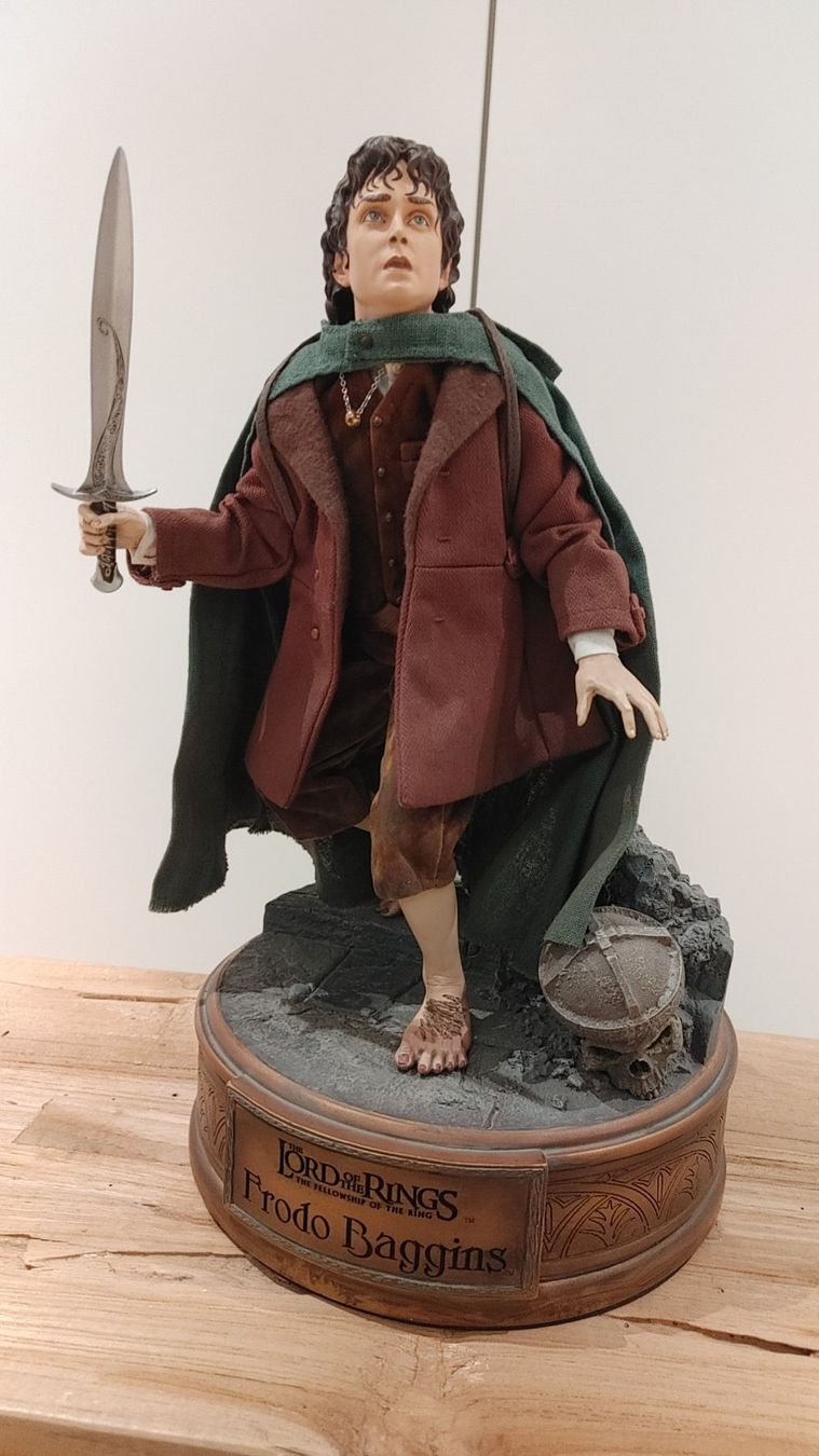 Statuette: Sideshow HERR DER RINGE FRODO Premium Format Figur 1/4 – Usato da Schwändi GL venduto da Petra2134