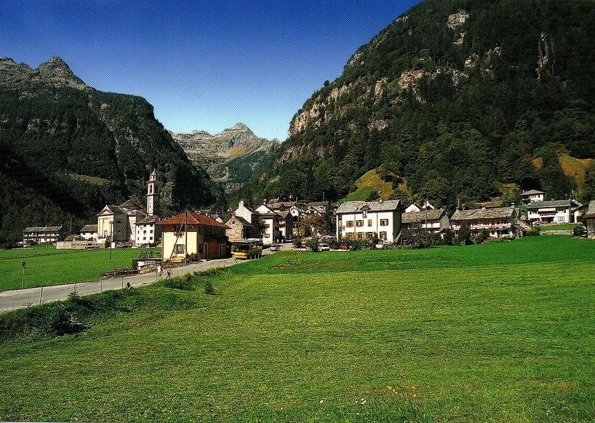 Cartes postales: SONOGNO Ansicht mit Postauto – D'occasion à Jona par philajona