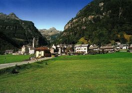 SONOGNO Ansicht mit Postauto