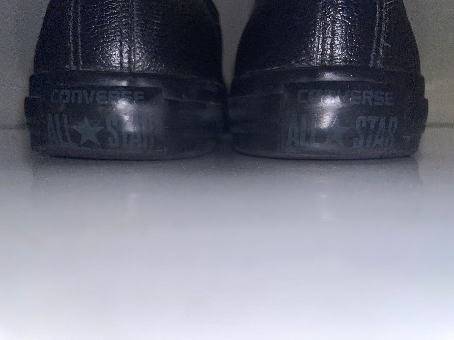 Converse Chaussures hommes: komplett schwarze Leder Converse  'ALL STAR' in Grösse 42.5 – D'occasion à Wolfhausen par Mawere 1