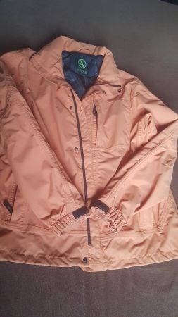 Veste orange taille L marque Aigle capuchon intégré
