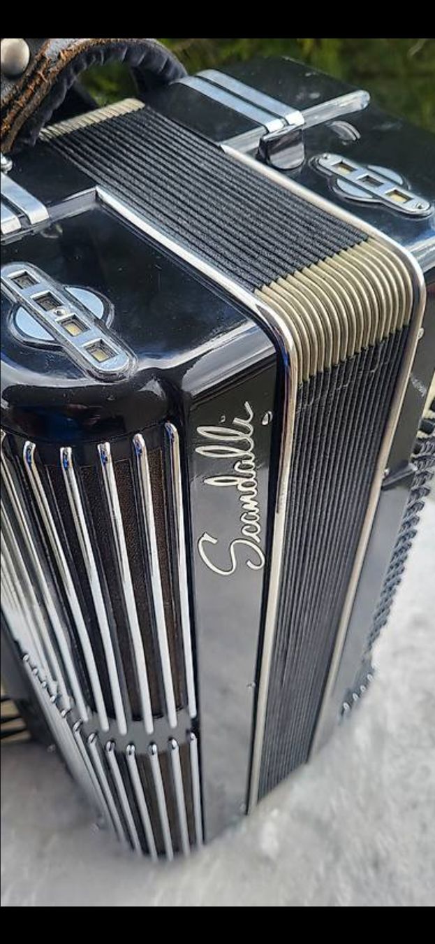Strumenti musicali: Accordéon scandalli 4 voix – Usato da Penthalaz venduto da EvandroLuz 1