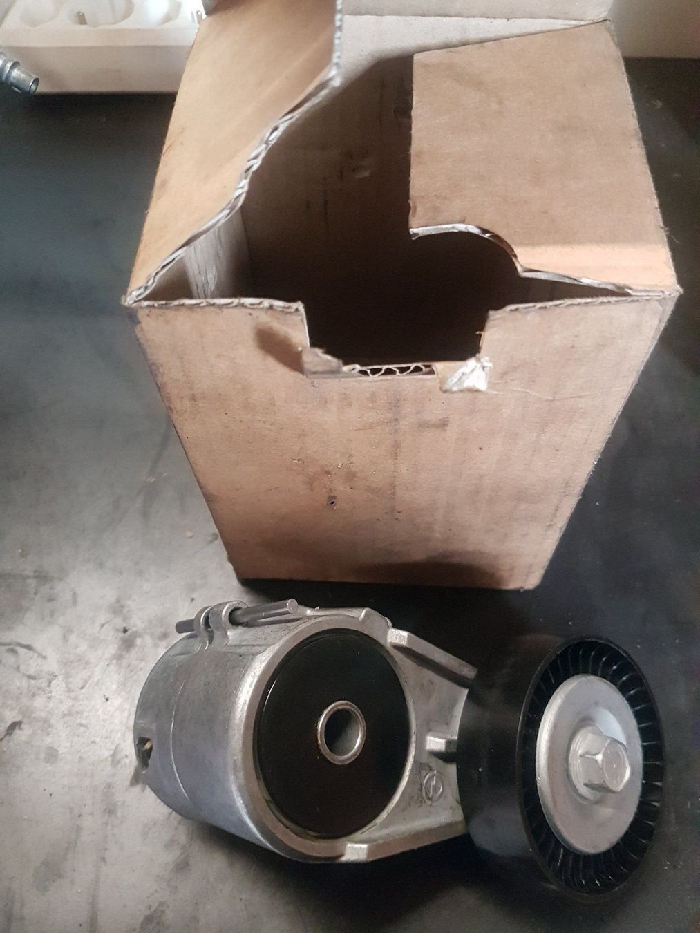 Opel Tutti pezzi di ricambio auto: Tendeur de courroie accessoire Opel – Nuovo e nell'imballaggio originale da PRILLY venduto da 55b_nh8l 1