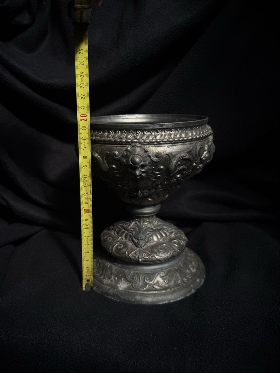 Tutte le decorazioni: Decorative metal chalice ornate  – Usato da Bern venduto da NOKOMETA 1