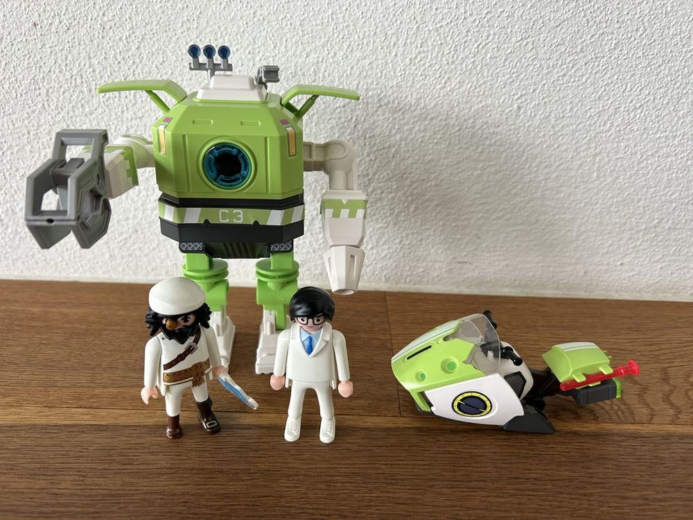 PLAYMOBIL Super 4 Cleano Robot Figure | Interactive Toy With Rotating Cabin, Grasping Claw & Laser | Includes Shark Beard Figure