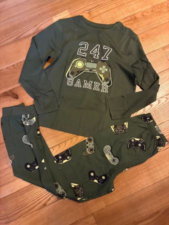 schönes Pyjama Gr. 128, Neu