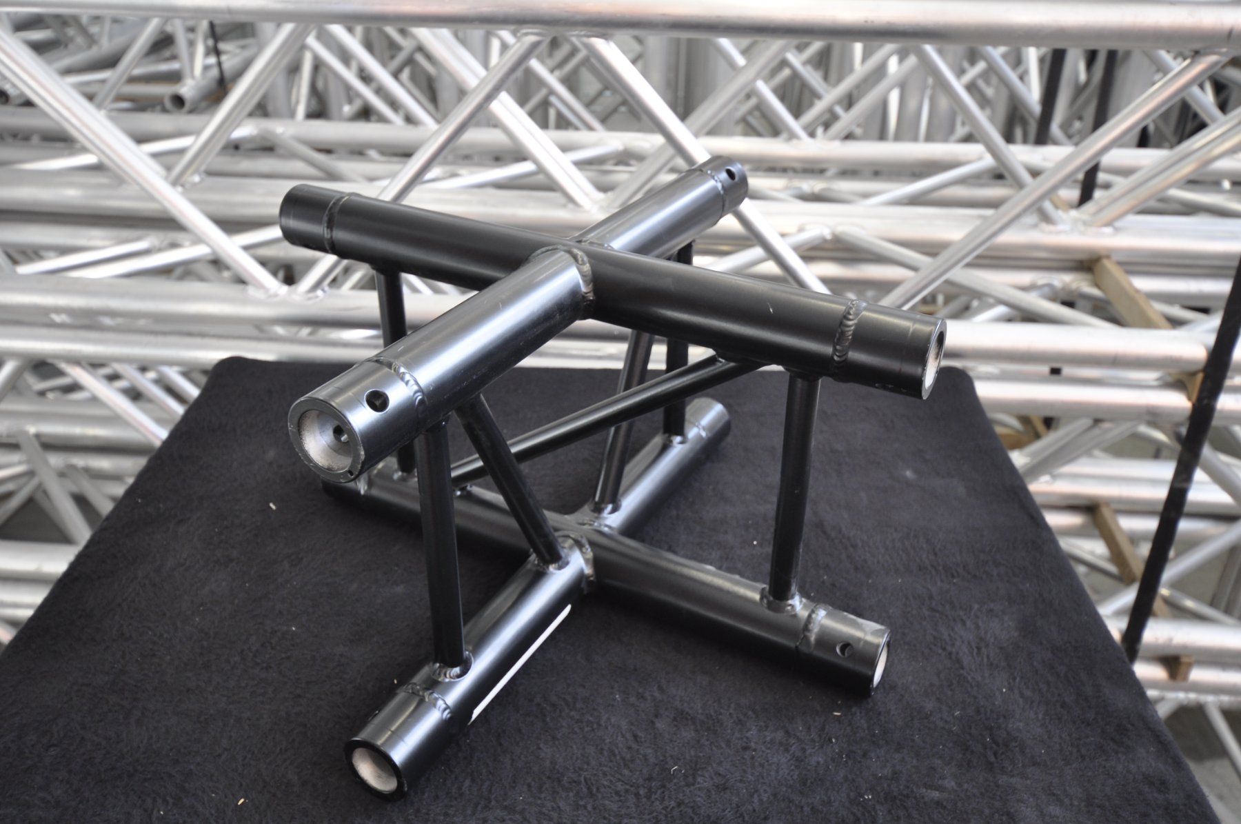 Tralicci: Eurotruss FD32 4Way X-Piece Schwarz – Nuovo (secondo la descrizione) da Burgdorf venduto da WHITELIGHT3400 1