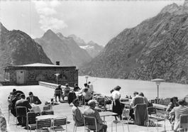 Grimsel BE // 1956 Grimsel Hotel Terrasse Menschen belebt