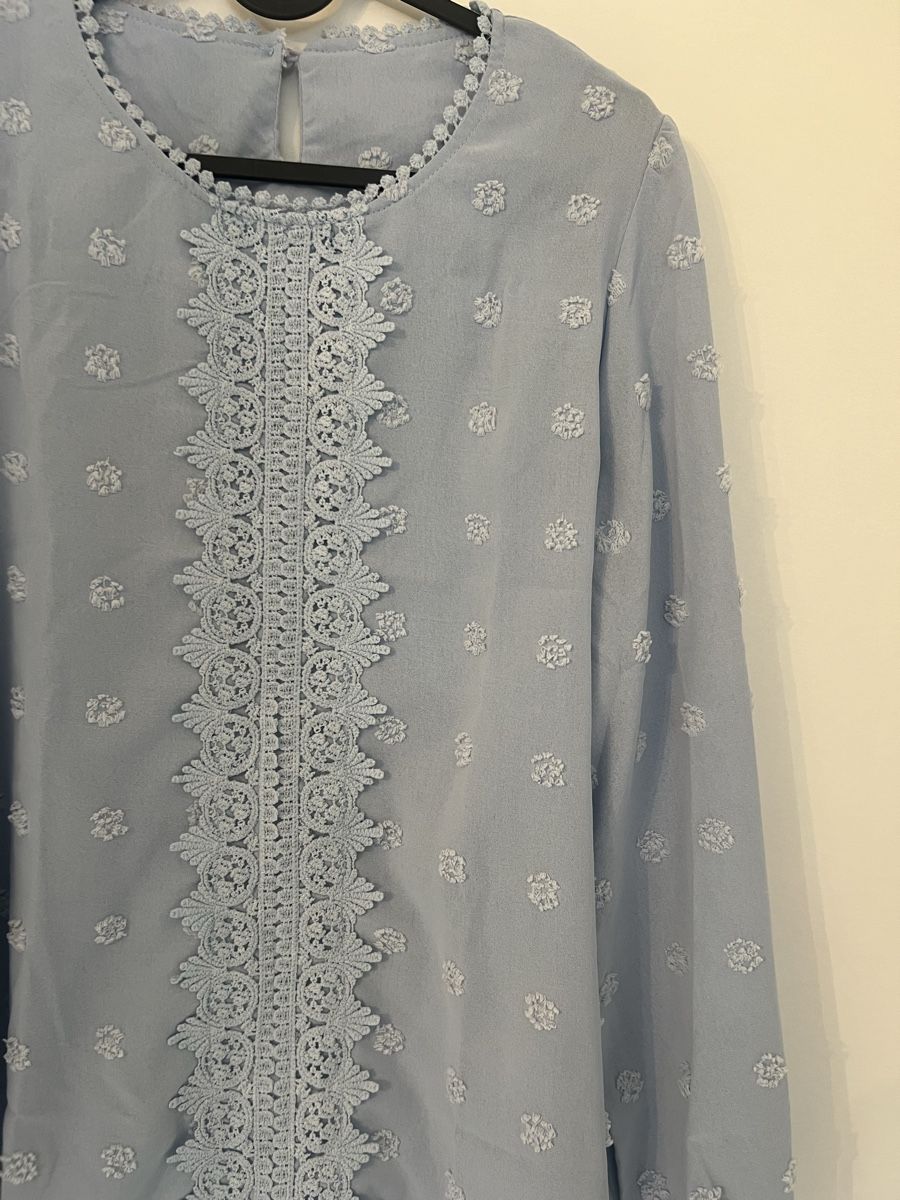 Camicette: Damen Langarmbluse hellblau mit Spitze – Usato da Zürich venduto da R1908 1