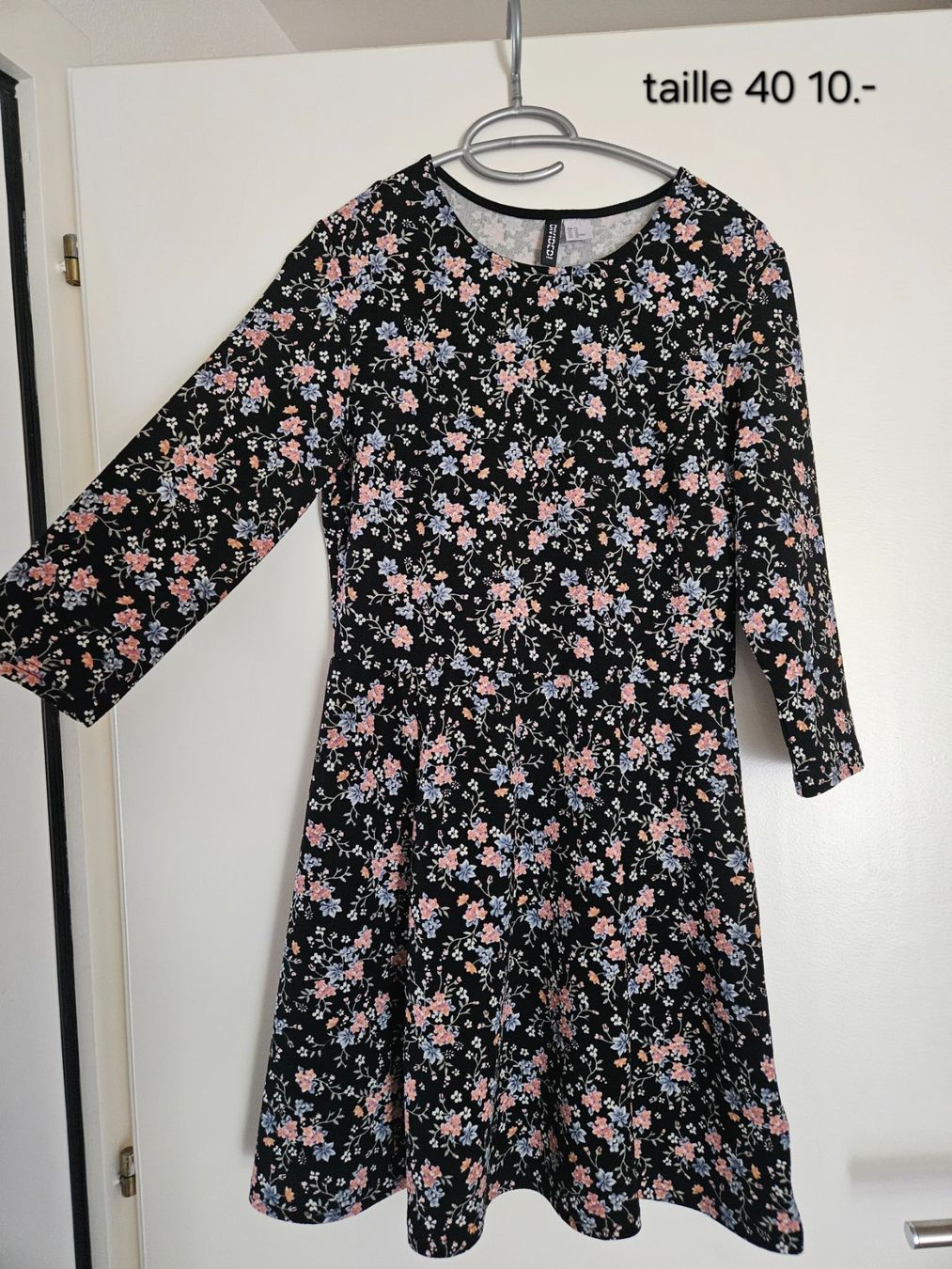 Kleider: Robe taille 40 – Gebraucht aus Vétroz von sas_yln5