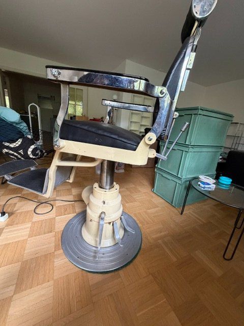 Kosmetik-& Massageliegen: VINTAGE COIFFEURSTUHL – Gebraucht aus Basel von spy4056 2