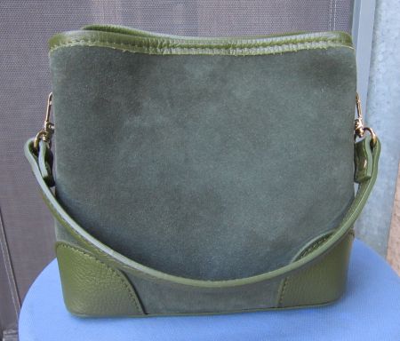 Damenhandtasche, grün, Wildleder (inkl. Riemen z. Umhängen)