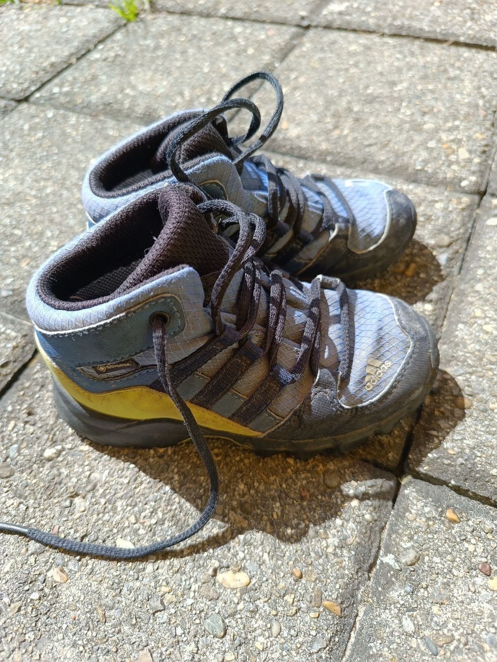 Adidas Chaussures garçon: Adidas Terrex Wanderschuhe, Gr. 25 – D'occasion à Berikon par mezzze