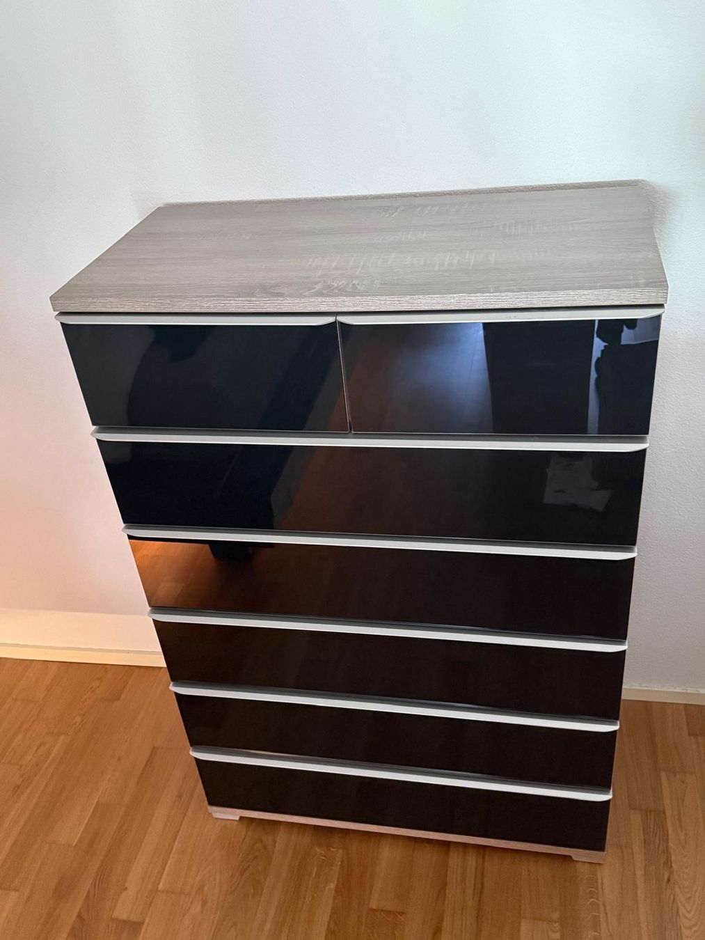Cassettiere: Hochwertige Schubladen-Kommode mit Glasfronten – Usato da Zug venduto da gaw_888