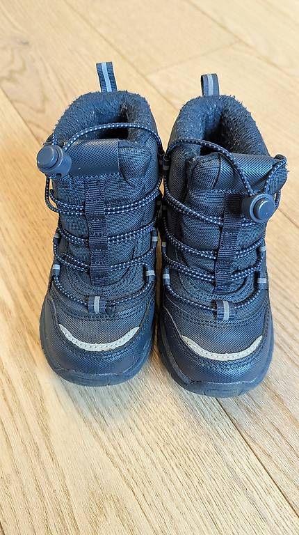 Scarpe per ragazzi: TCHIBO Winterschuhe d'blau Gr.24/25 – Usato da Seuzach venduto da louisa. 2