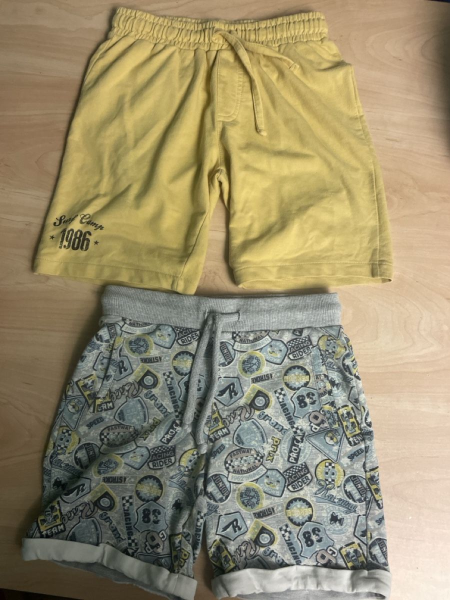 Pantaloni: 2 Shorts Gr. 128 gelb und gemustert – Usato da Obergerlafingen venduto da cabo4