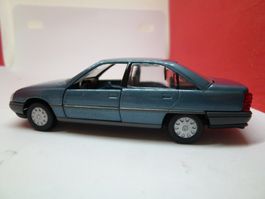 Opel Omega - 4 türig - silber/blau - alt von GAMA - schön
