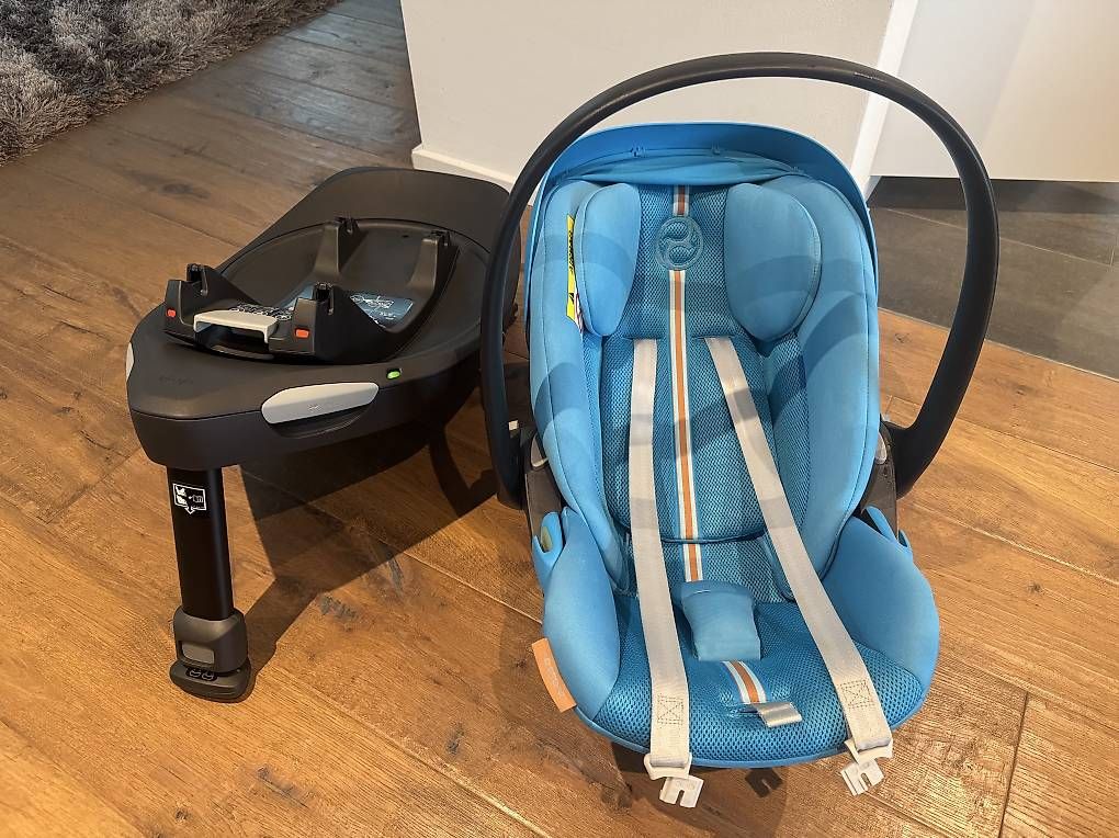 Cybex Seggiolini per auto: Cybex Cloud G PLUS inkl. Isofix-Basis Base G beach blue – Usato da Knonau venduto da Fam_Dling