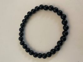 Armband mit schwarzen Perlen
