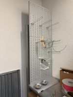 Lochwand mit Fachböden und Haken gebraucht