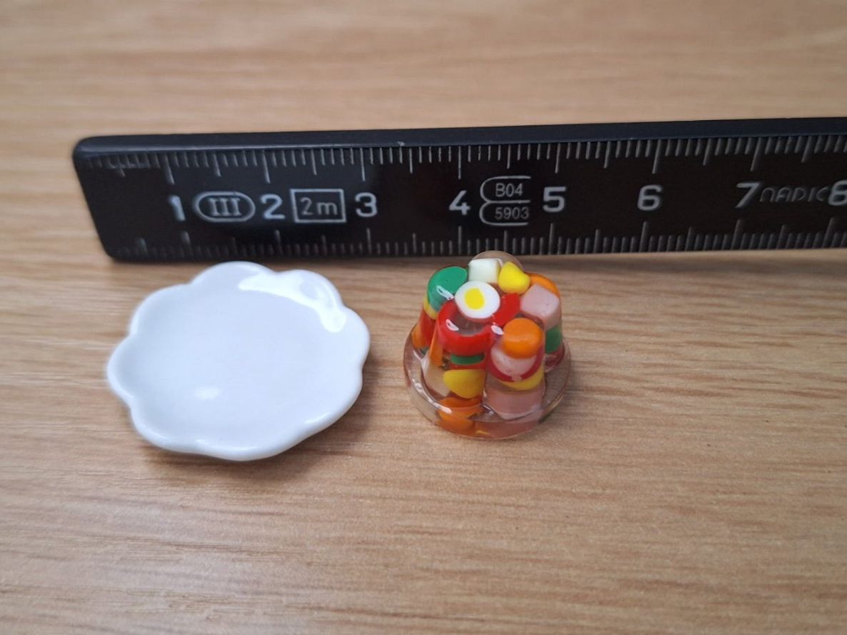 Case e mobili per bambole: Handmade Sülze auf Keramik Teller – Nuovo (secondo la descrizione) da Zürich venduto da HandmadeTinyFood 1