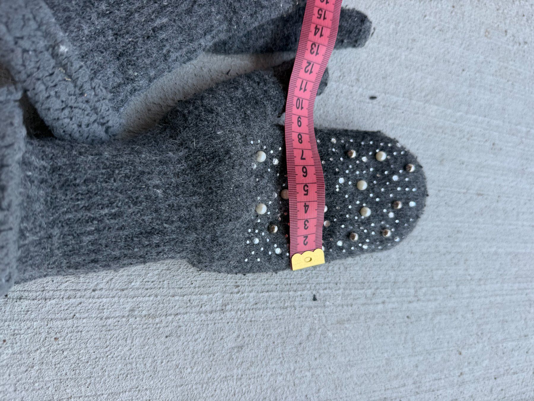 Gants & mitaines : Handschuhe Filz dunkelgrau mit Perlen – D'occasion à Riehen par ann_76jw 5