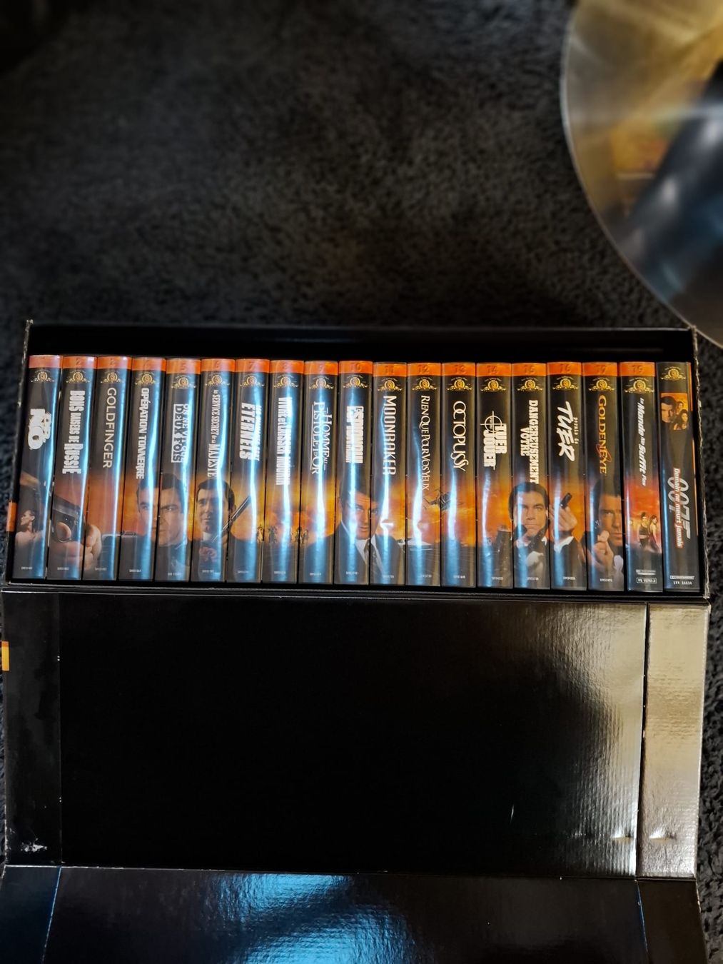 Tutti i VHS: Collection James Bond 007 VHS complet, parfait état – Nuovo (secondo la descrizione) da prez-vers-noreaz venduto da malback 1