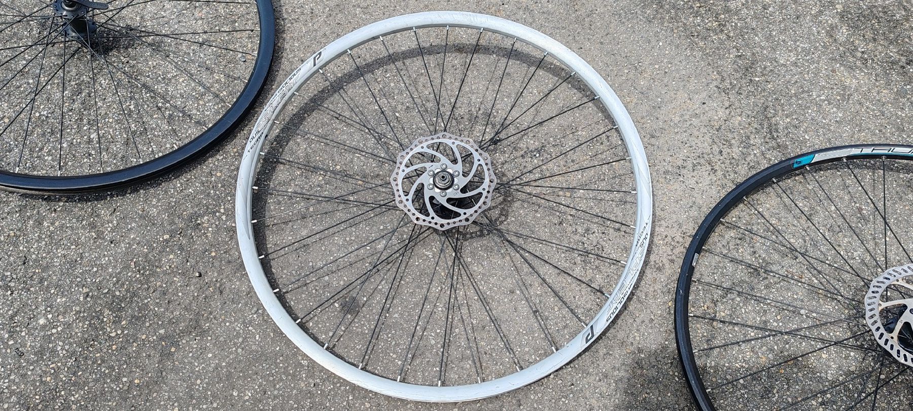 Pneus & Roues: 3 roues vélo 28" VTT – D'occasion à Biel/Bienne par Mollarddesign