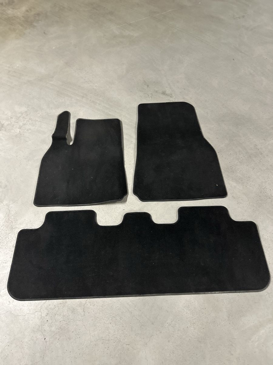 Tesla Tapis / Bacs: Fussmatten Tesla Model Y ORIGINAL 3er Set – D'occasion à Birmensdorf ZH par Andreas156