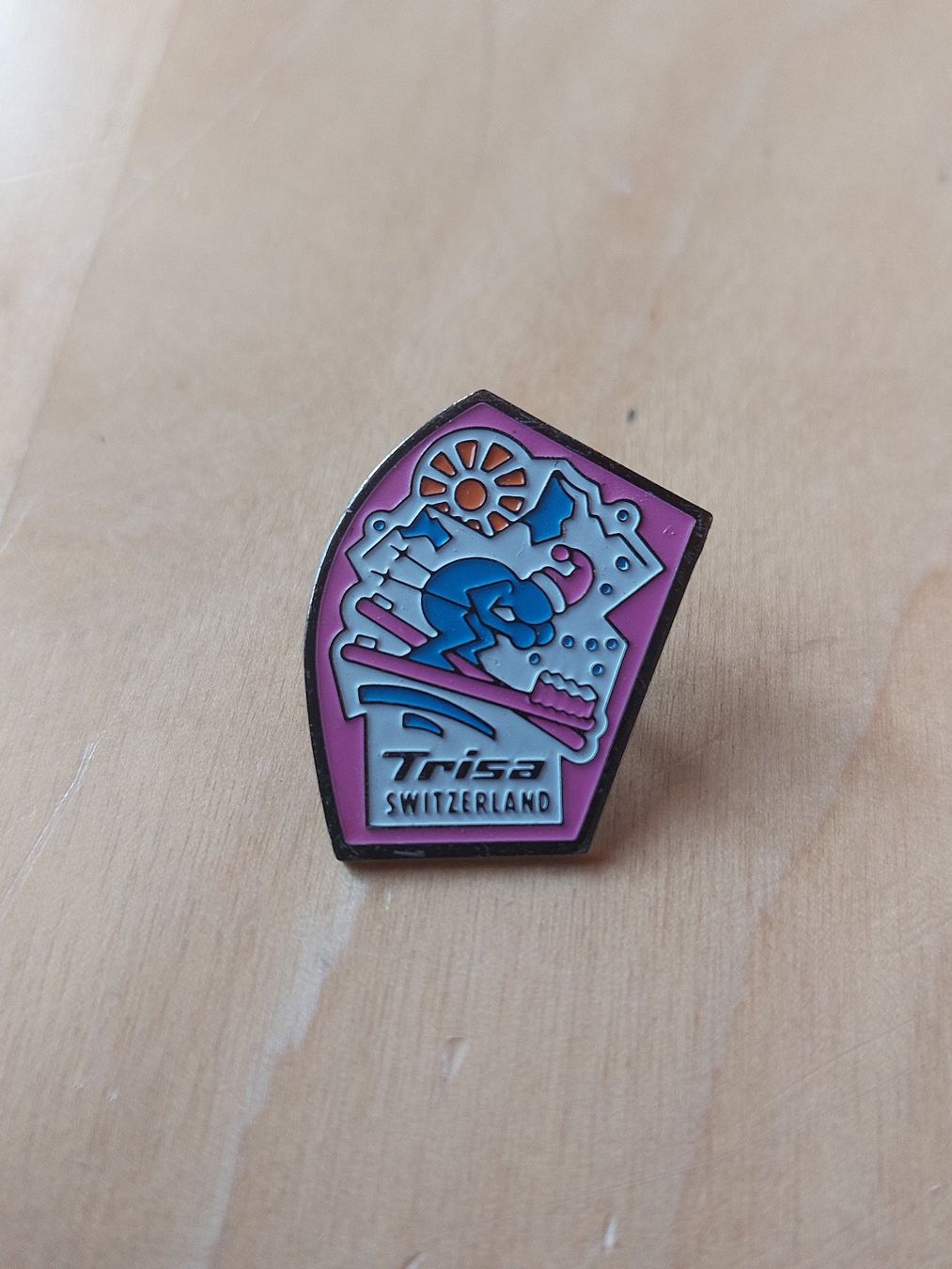 Trisa Placchette & Badge: 3 TRISA - PIN – Usato da Gipf - Oberfrick venduto da Esnoopy 3