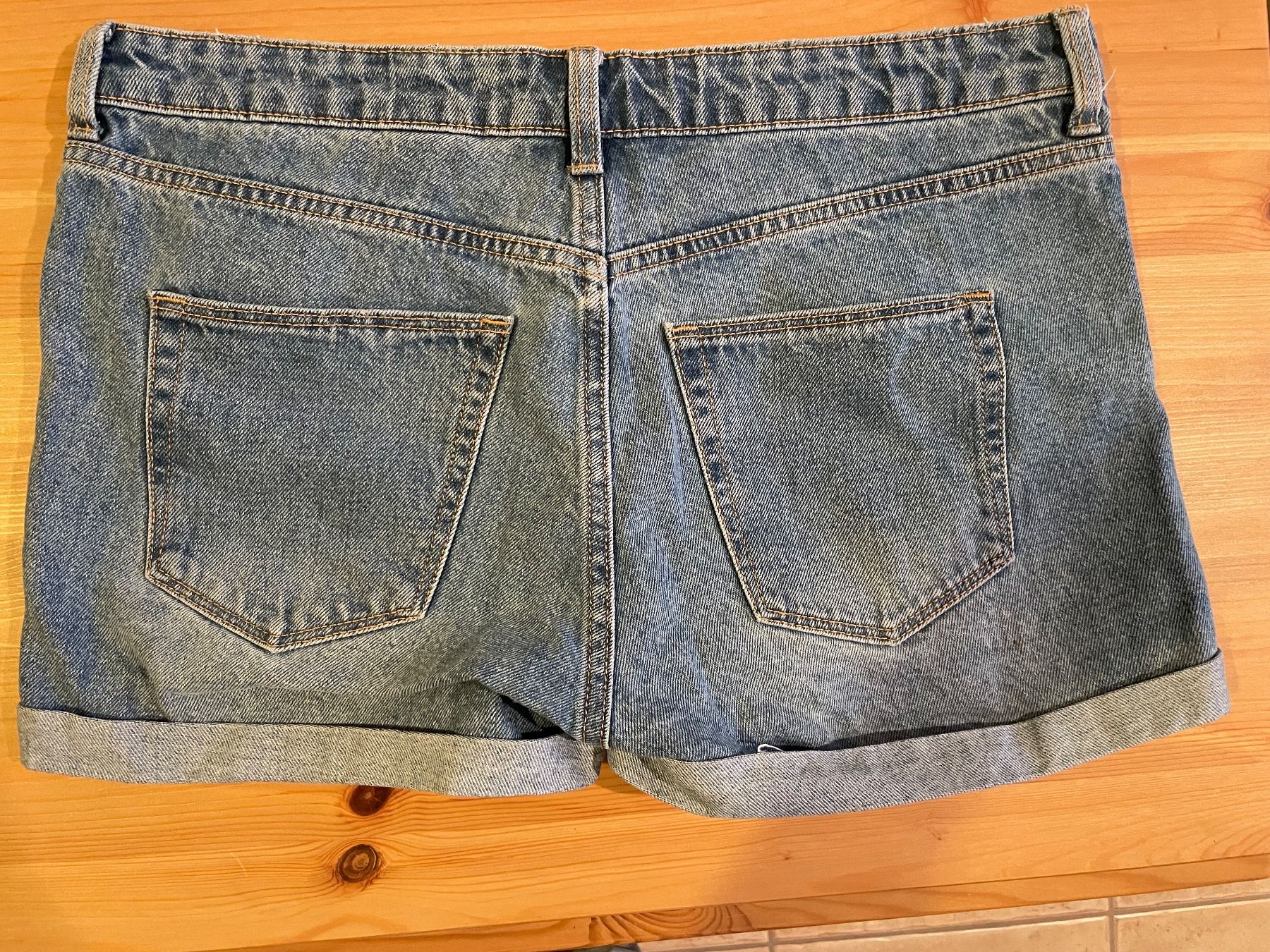H&M Pantaloni: Shorts di jeans H&M taglia 38 – Usato da Cagiallo venduto da Misschiacci- 1