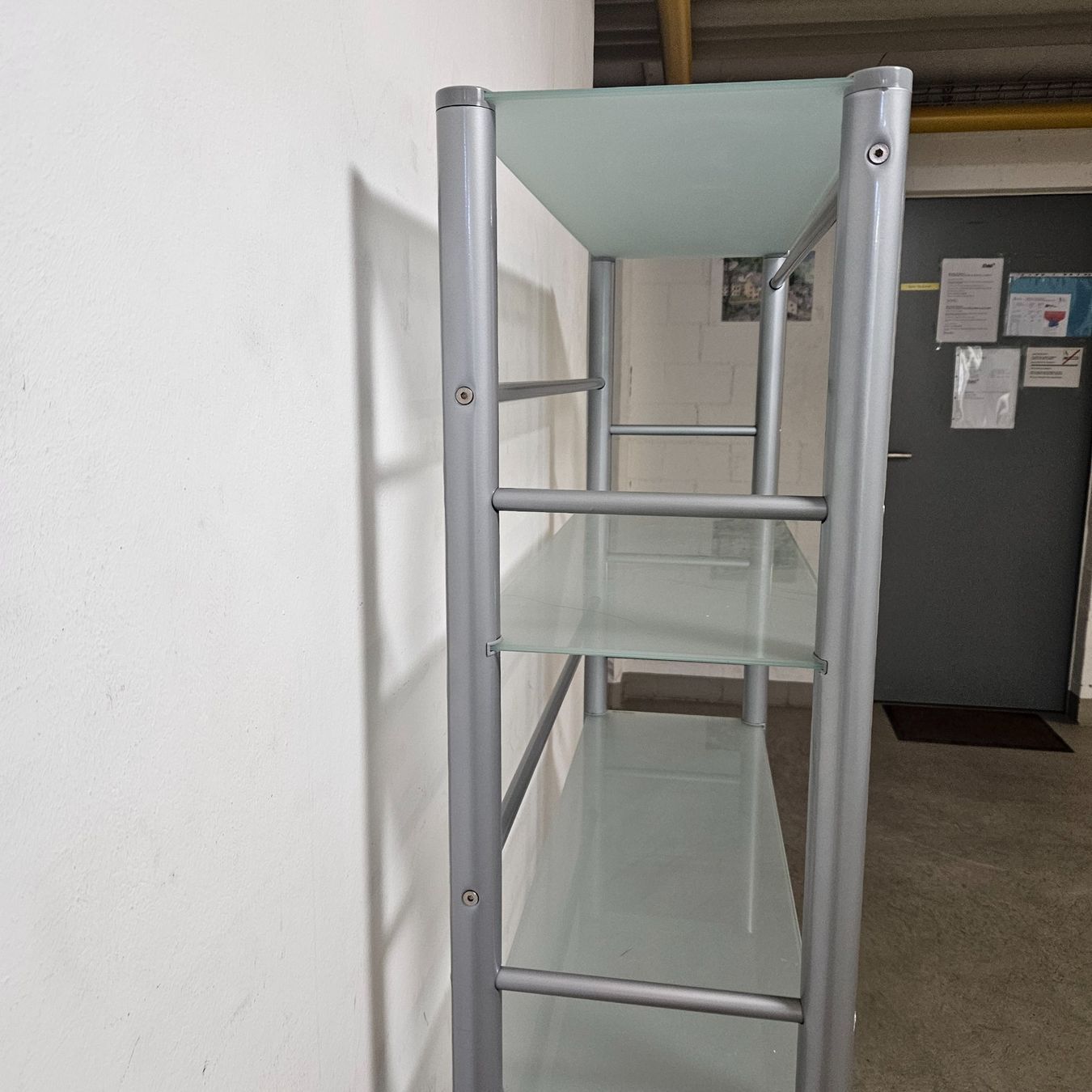 Scaffali: 2 Stück Metallgestelle mit je 5 Glasplatten – Usato da Merzligen venduto da Marthe22 1